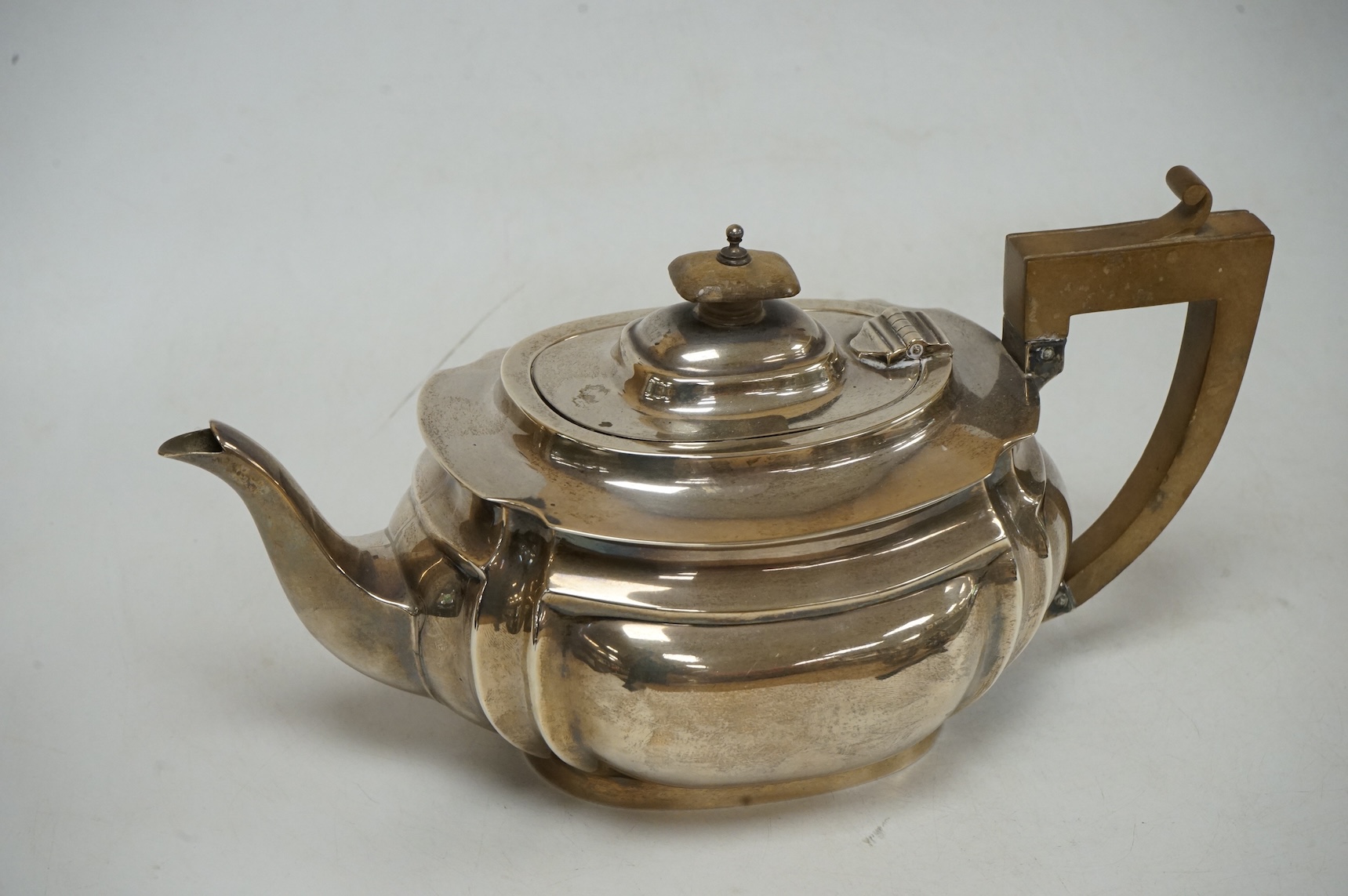 A George V silver oval three piece tea set, by Alexander Clark & Co Ltd, Birmingham, 1914 & 1916, gross weight 18.9oz.
